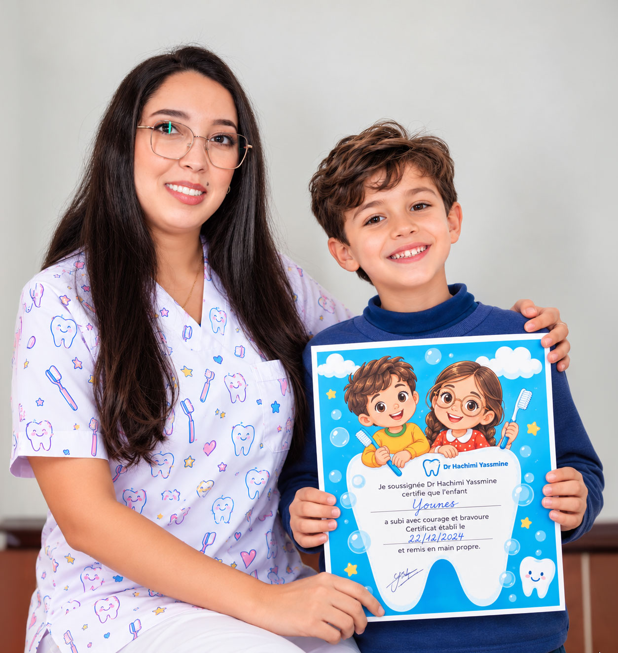 Dr Hachimi Yassmine avec un enfant et un certificat